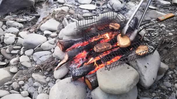 Приготування Їжі Вогні Березі Гірської Річки — стокове відео