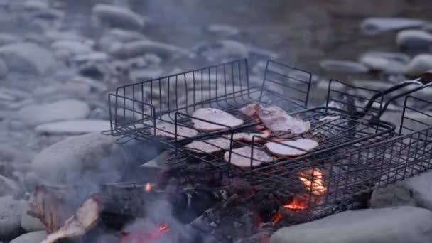 Cozinhar Comida Fogo Margem Rio Montanha — Vídeo de Stock