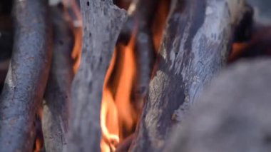 Akşam nehrinin kıyısında şenlik ateşi