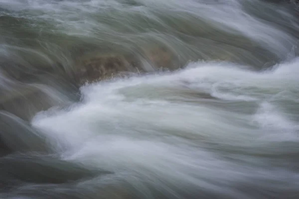 Смертельна Річка Весняному Гірському Лісі — стокове фото