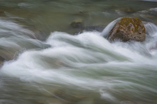 Stürmischer Fluss Frühlingshaften Bergwald — Stockfoto
