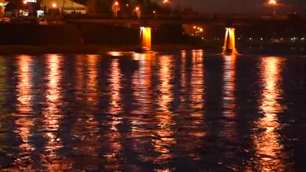 Paisaje Nocturno Del Puente Peatonal Sobre Río — Vídeo de stock