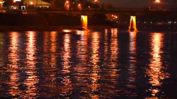 Paisagem Noturna Ponte Pedonal Sobre Rio — Vídeo de Stock