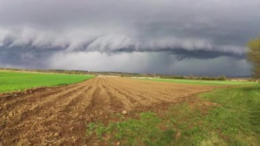 Tarlaların üzerinde bir bahar fırtınası manzarası