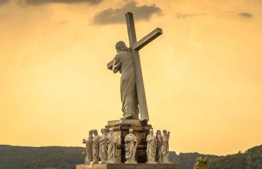 Taşrada İsa ile İbadet Haçı 'nın manzarası