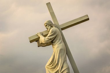 Taşrada İsa ile İbadet Haçı 'nın manzarası