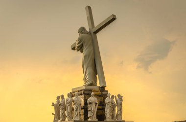 Taşrada İsa ile İbadet Haçı 'nın manzarası