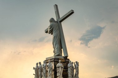 Taşrada İsa ile İbadet Haçı 'nın manzarası