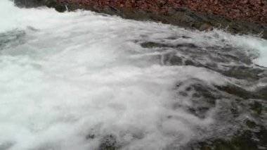 Bahar Dağı ormanında fırtınalı şelale