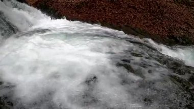 Bahar Dağı ormanında fırtınalı şelale