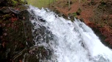 Bahar Dağı ormanında fırtınalı şelale