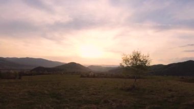 Karpat Dağları 'ndaki bahar manzarasının zamanlaması