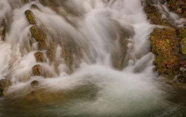 Bahar Dağı ormanında fırtınalı şelale
