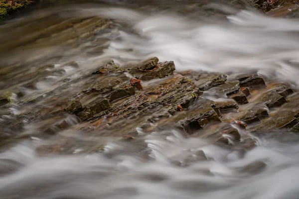 Stürmischer Wasserfall Frühling Bergwald — Stockfoto