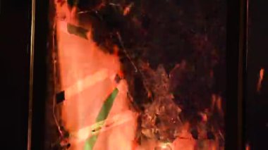 Kırık bir pencerenin ardındaki melek askeri harekâtla