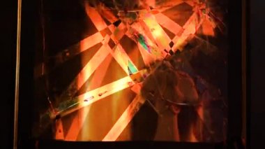 Kırık bir pencerenin ardındaki melek askeri harekâtla