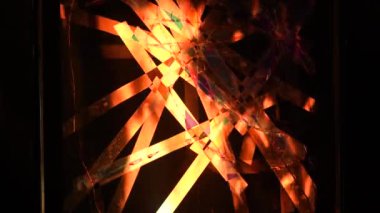 Askeri harekatla kırık bir pencerenin arkasında yangın