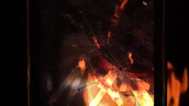 Askeri harekatla kırık bir pencerenin arkasında yangın