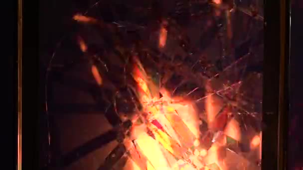 Φωτιά Πίσω Από Σπασμένο Παράθυρο Στρατιωτική Δράση — Αρχείο Βίντεο