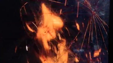 Askeri harekatla kırık bir pencerenin arkasında yangın