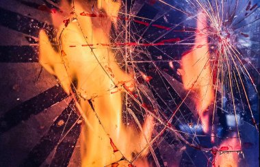 Askeri harekatla kırık bir pencerenin arkasında yangın