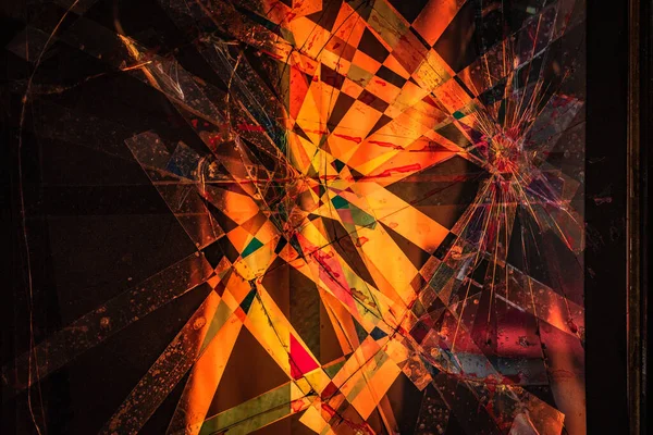 Askeri harekatla kırık bir pencerenin arkasında yangın