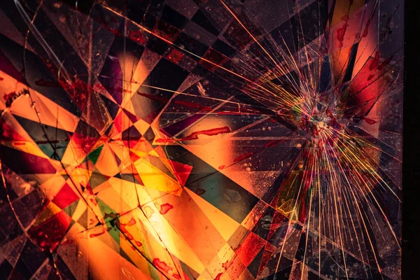 Askeri harekatla kırık bir pencerenin arkasında yangın