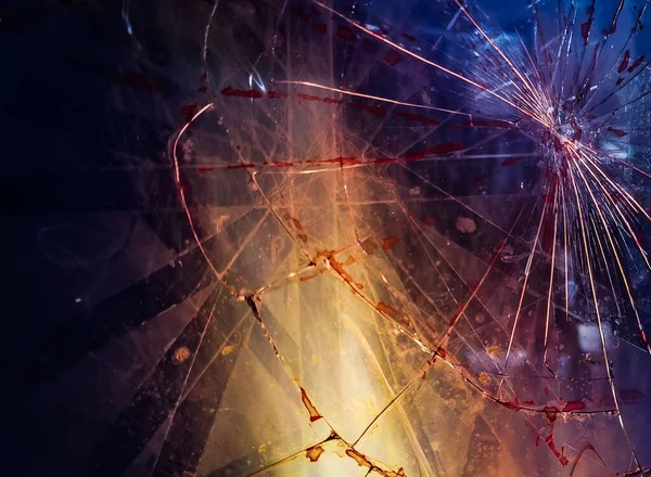 Askeri harekatla kırık bir pencerenin arkasında yangın