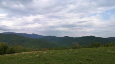 Karpatlar 'ın dağlık kırsal bir bölgesindeki ilkbahar manzarasının zamanlaması