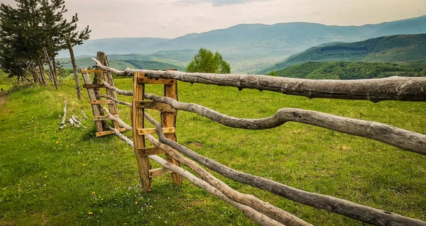 Весняний Краєвид Сільських Високогір Дерев Яним Парканом — стокове фото