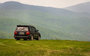 SUV ile kırsal dağlık arazinin bahar manzarası