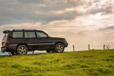 SUV ile kırsal dağlık arazinin bahar manzarası