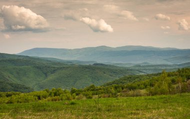 Kırsal dağların bahar manzarası