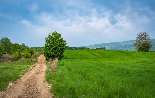 Paisagem Primavera Terras Altas Rurais Com Suv — Fotografia de Stock