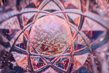 Arka plan için kristalden geçen ışığın test kırılması