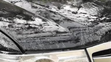 Şiddetli bir sağanak bir SUV 'a çarptı.