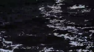 Gün batımında güçlü rüzgarlarla değişen dalga dokusu