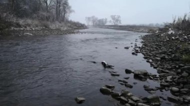 Karla kaplı bir dağ nehrinin gece manzarası
