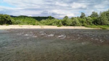 Bahar güneşli bir günde dağlık nehir manzarasının zamanlaması