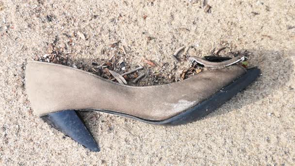 Женская Обувь Песке Берегу — стоковое видео