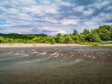 Dağ nehri güneşli gün manzarası