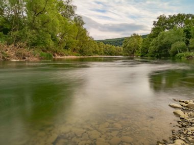 Dağ nehri güneşli gün manzarası