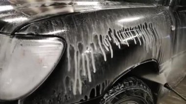 Bir SUV 'yi el yıkamasıyla yıkamak