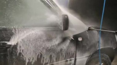 Bir SUV 'yi el yıkamasıyla yıkamak