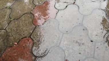 Döşeme levhalarında yağmur izleri
