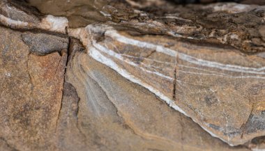 Kesikteki doğal taşın dokusu.