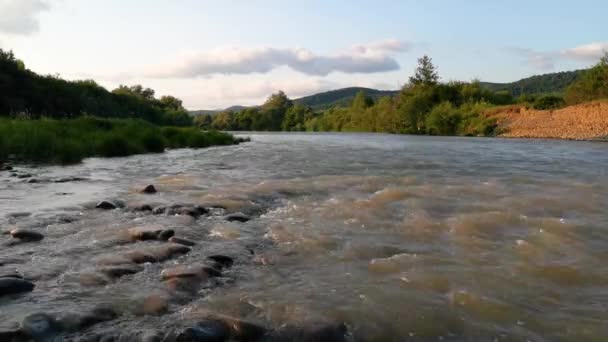 Τοπίο Ενός Ποταμού Βουνού Στο Ηλιοβασίλεμα — Αρχείο Βίντεο