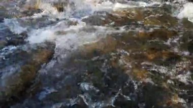 Gün batımında bir dağ nehrinin manzarası