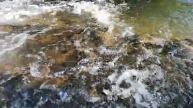 Gün batımında bir dağ nehrinin manzarası