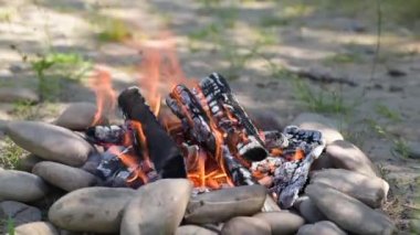 Yaz nehrinin kıyısında şenlik ateşi